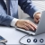 Kabel UGREEN US316 łączy laptop z telefonem na biurku