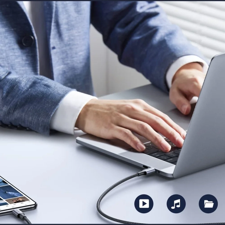Kabel UGREEN US316 łączy laptop z telefonem na biurku