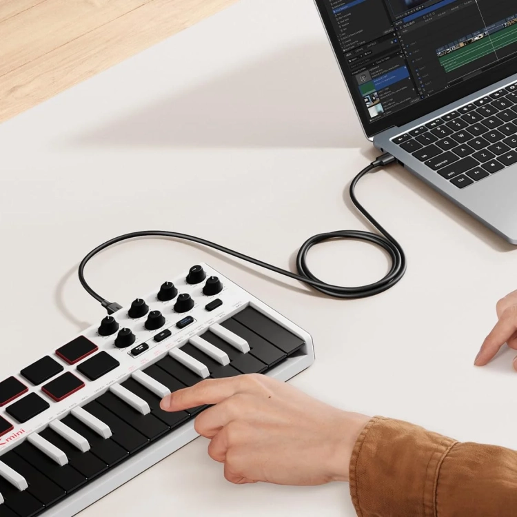 Klawiatura MIDI podłączona do laptopa kablem UGREEN US135