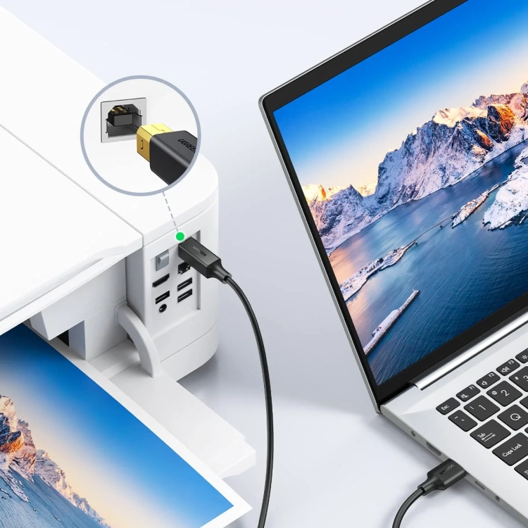 Wtyk USB-B UGREEN US135 w drukarce i laptop obok na stole
