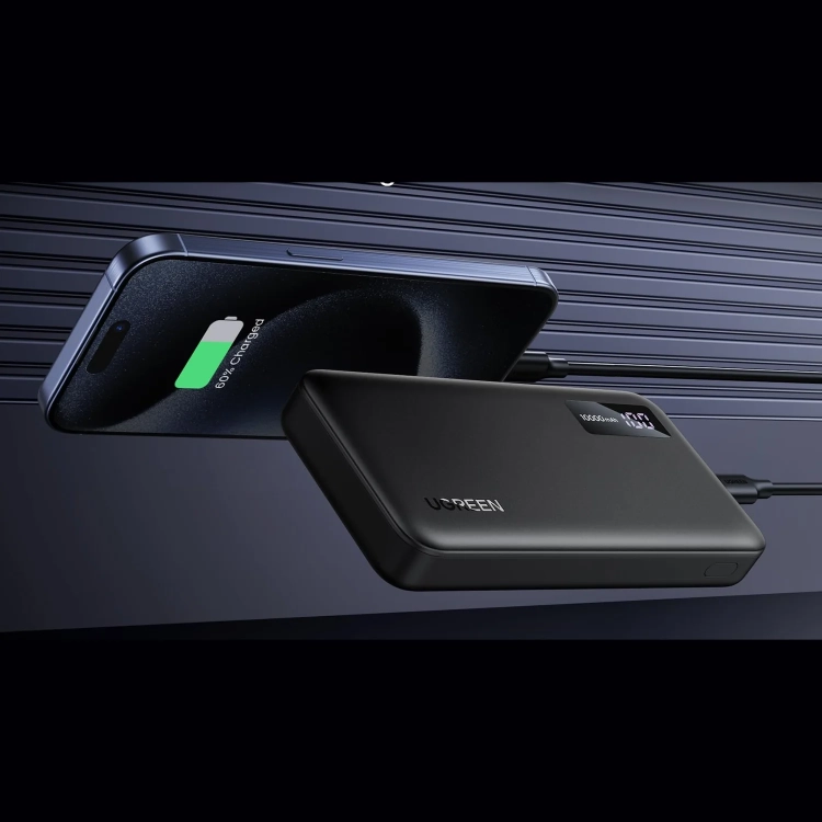 Powerbank UGREEN PB311 ładuje smartfon przez kabel USB-C