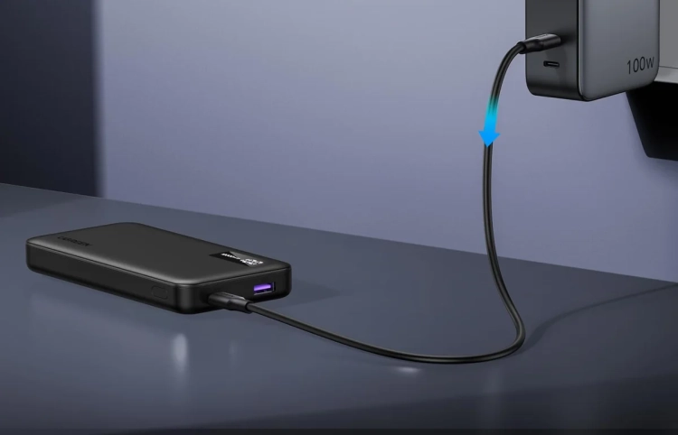 UGREEN PB311 ładowany z ładowarki sieciowej przez port USB-C