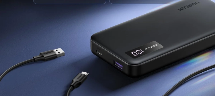 Wyświetlacz procentowy i porty USB-A oraz USB-C powerbanku UGREEN PB311