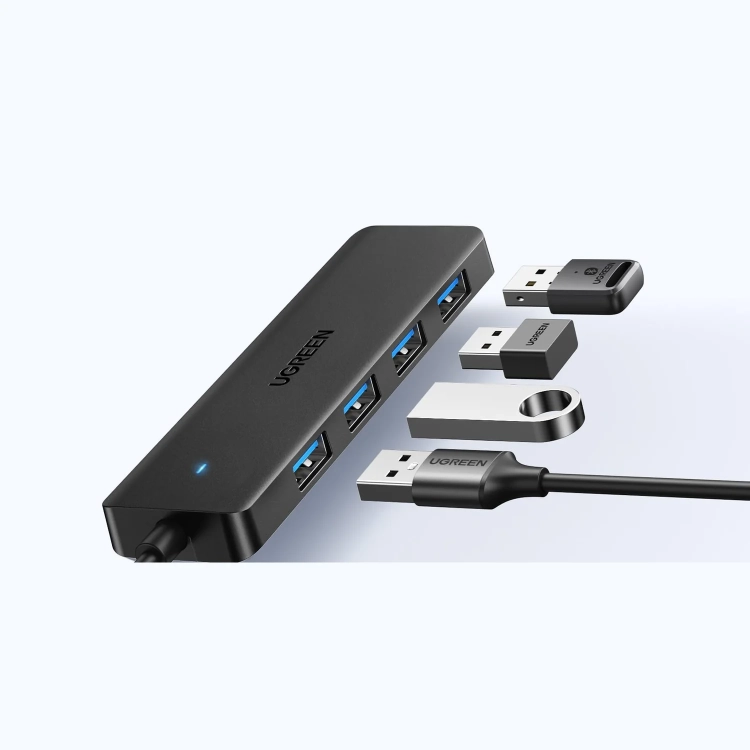 Pendrive i wtyki USB-A obok portów huba UGREEN CM219