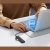 Hub UGREEN CM219 podłączony do laptopa z pendrive’em