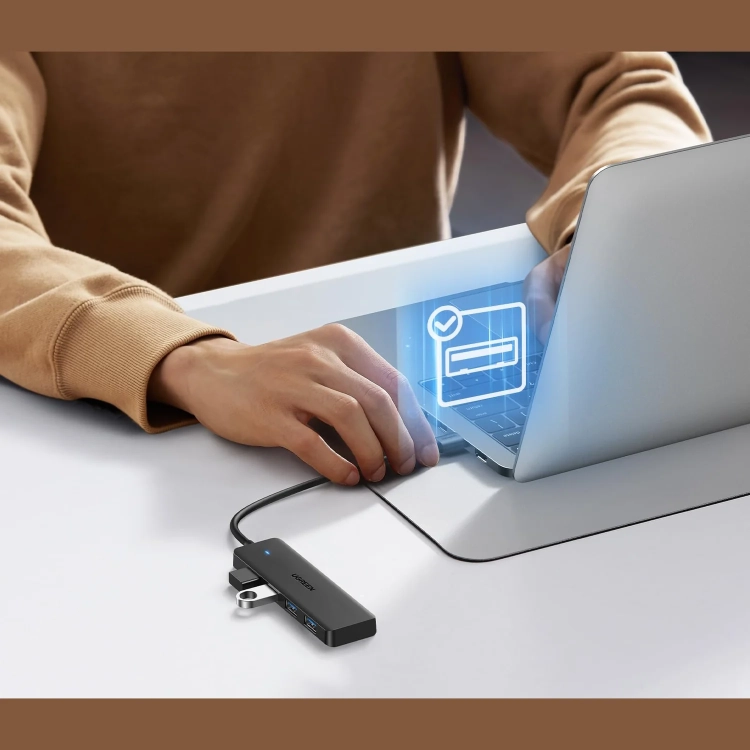 Hub UGREEN CM219 podłączony do laptopa z pendrive’em