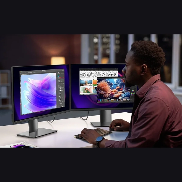 Grafik pracujący na dwóch monitorach podłączonych kablem DisplayPort UGREEN