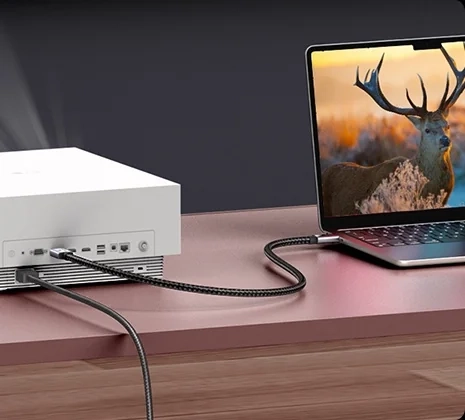 Projektor podłączony do laptopa kablem HDMI 2.1 UGREEN HD171