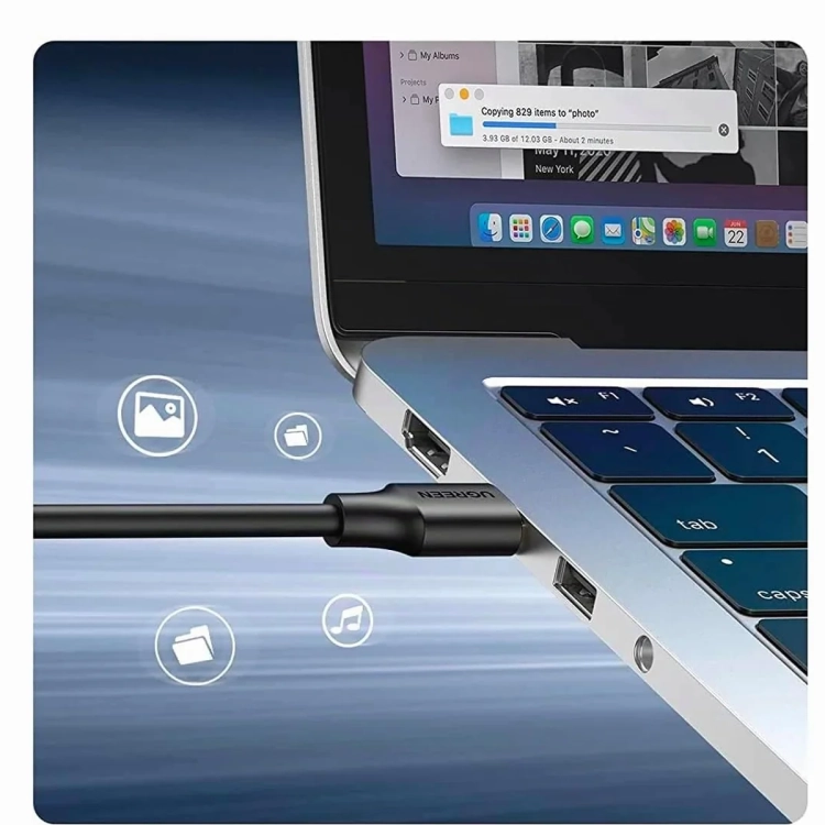 Przedłużacz UGREEN US129 wpięty w port USB-A laptopa