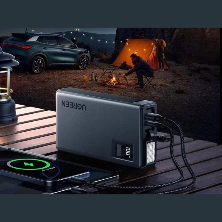 UGREEN ES702 ładuje telefon na kempingu jako powerbank