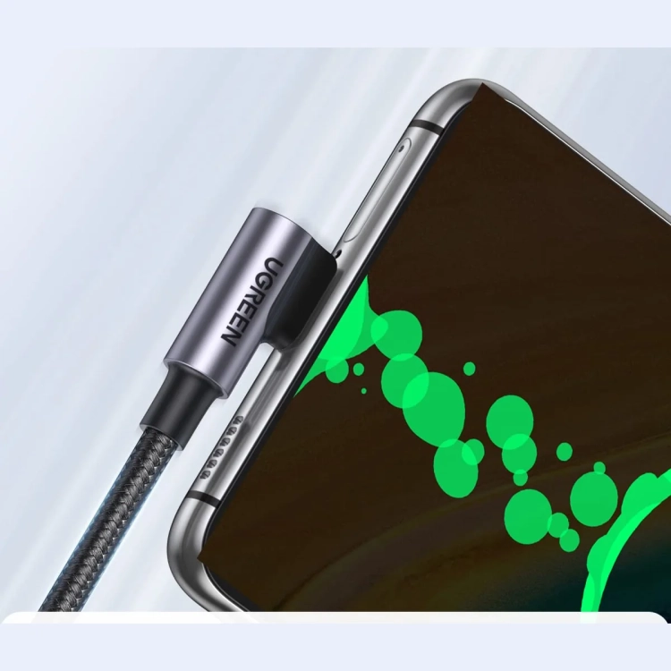 Kątowy wtyk UGREEN US255 przylega do boku ładowanego smartfona