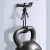 Kable UGREEN US255 zawieszone na haku z kettlebellem