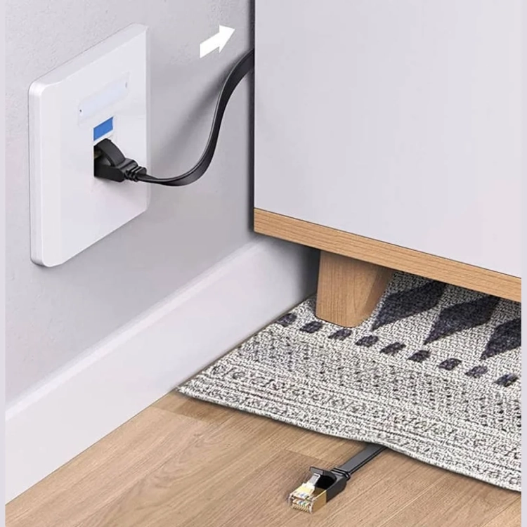 Kabel UGREEN NW102 z gniazdka sieciowego w ścianie poprowadzony pod dywanem