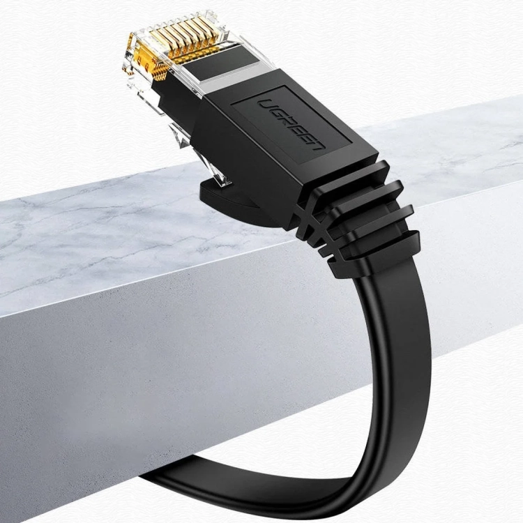 Wtyk RJ45 z zatrzaskiem kabla UGREEN NW102 na krawędzi blatu