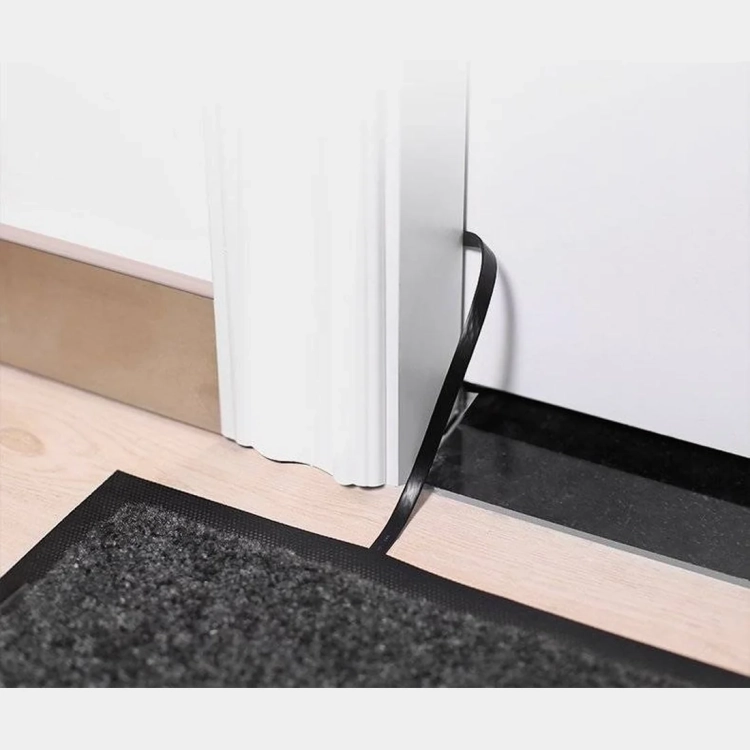 Płaski kabel UGREEN NW101 poprowadzony pod drzwiami przy listwie