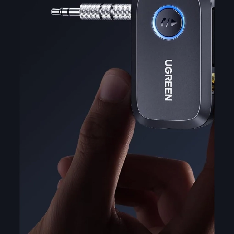 Mały odbiornik Bluetooth UGREEN BT509 trzymany w palcach