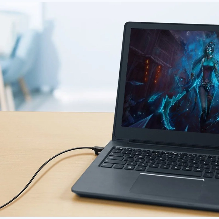 Laptop na biurku połączony z siecią kablem UGREEN NW122 Cat.6A