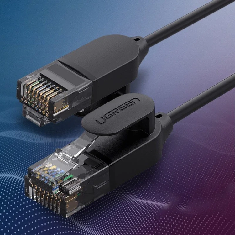 Dwa wtyki RJ45 z logo UGREEN kabla NW122 Cat.6A z bliska