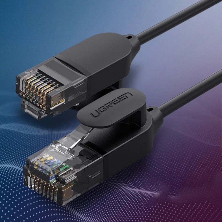 Dwa wtyki RJ45 z logo UGREEN kabla NW122 na granatowym tle