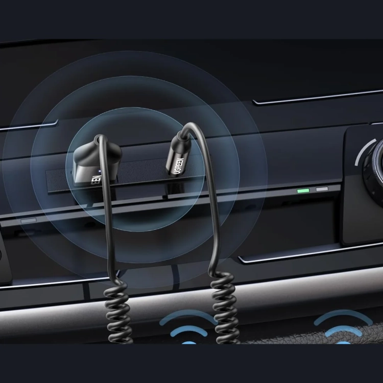 UGREEN 70601B wpięty w porty USB i AUX w konsoli samochodu