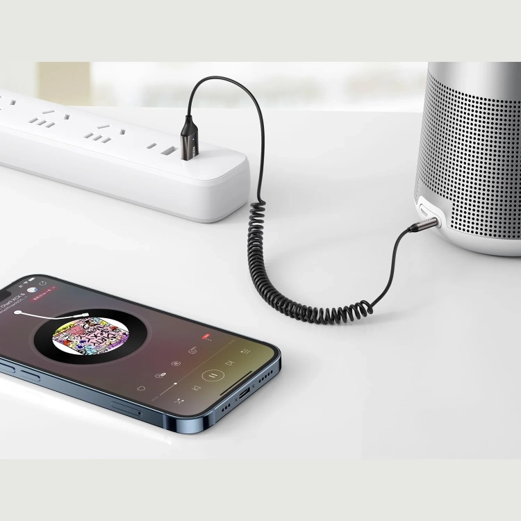 Odbiornik UGREEN 70601B zasilany z listwy USB i podłączony do głośnika