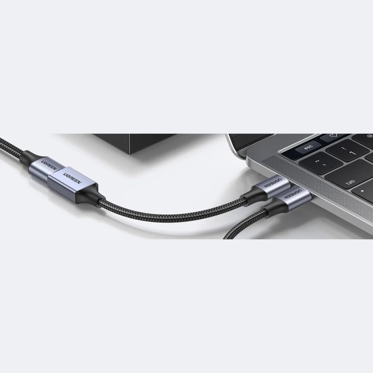 Dwa adaptery UGREEN US378 w portach USB-C laptopa z dyskiem