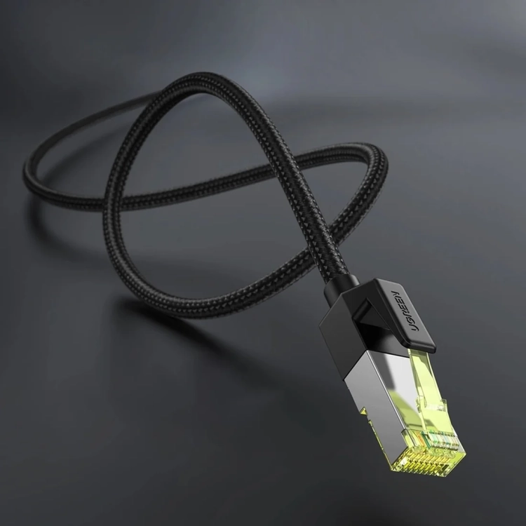 Zwinięty kabel UGREEN NW150 Cat.7 w oplocie na ciemnym tle