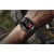 Smartwatch COLMI V75 czarny na nadgarstku podczas połączenia telefonicznego
