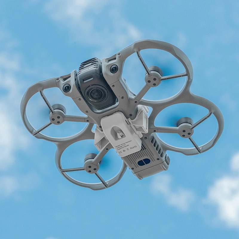 Zbliżenie na mechanizm zwalniania ładunku STARTRC DJI Avata 360