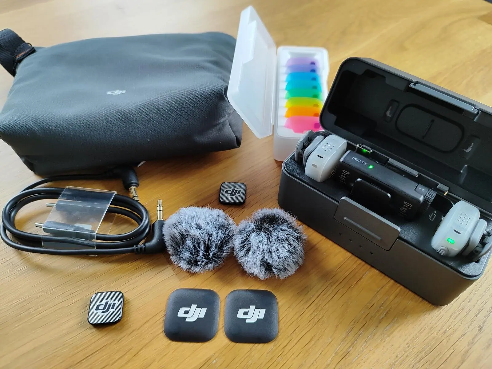 DJI Mic Mini 2 przypięty do ubrania podczas nagrywania vloga