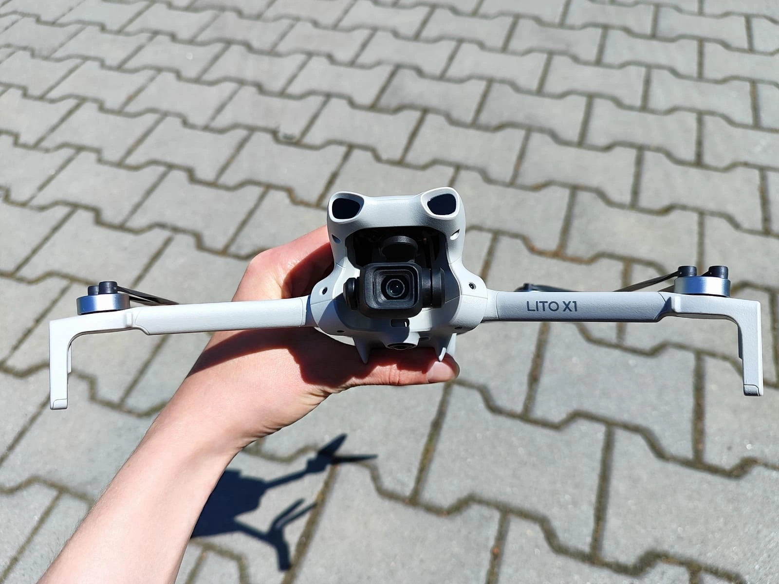 Lekki dron DJI Lito w locie