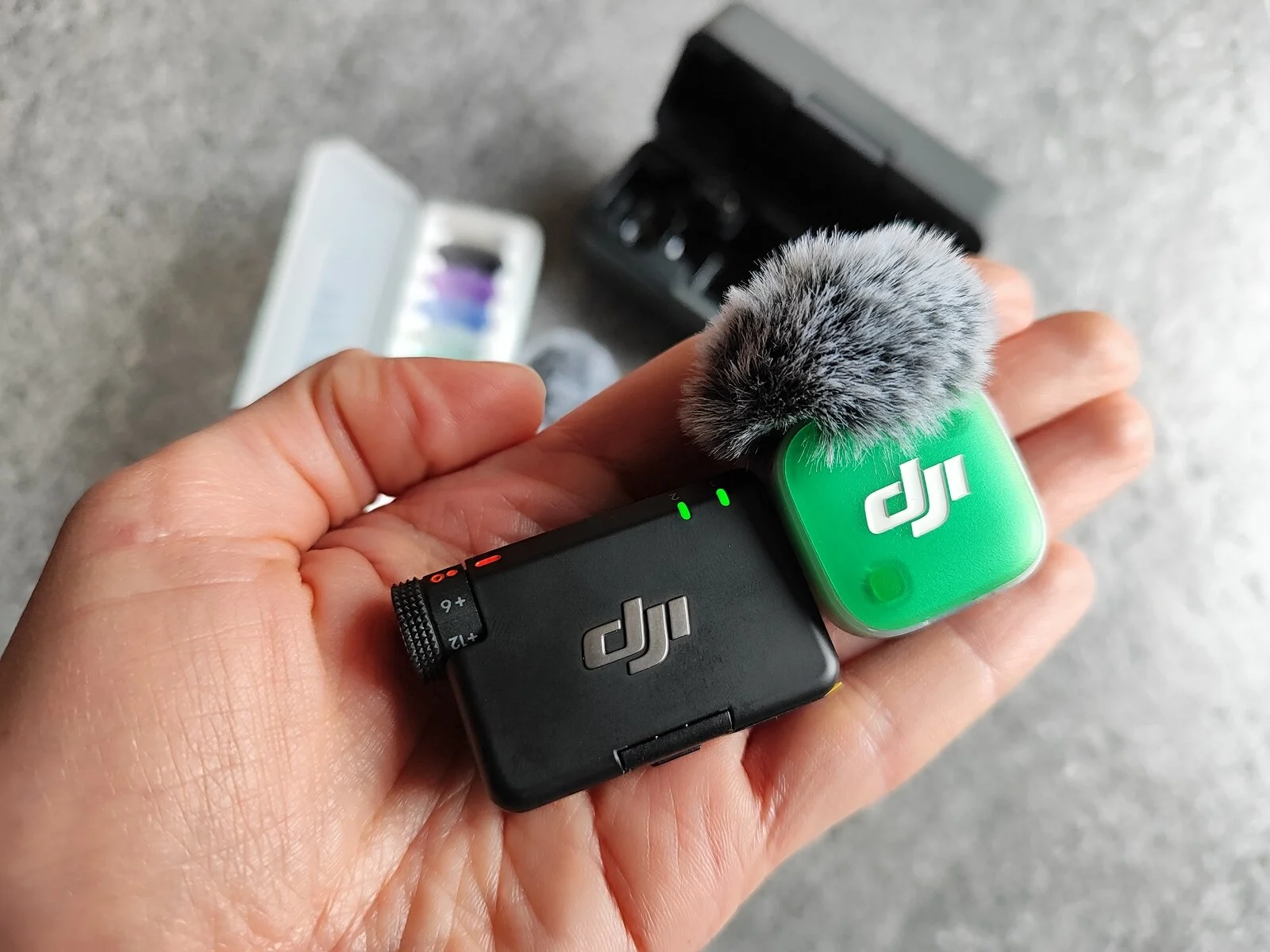 Porównanie zestawów DJI Mic Mini 2 z odbiornikiem USB-C i odbiornikiem do kamery