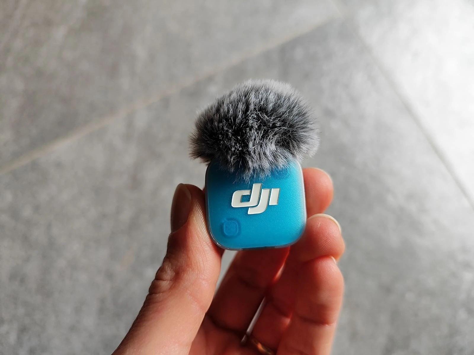 DJI Mic Mini 2 używany podczas nagrywania materiału wideo przez twórcę internetowego