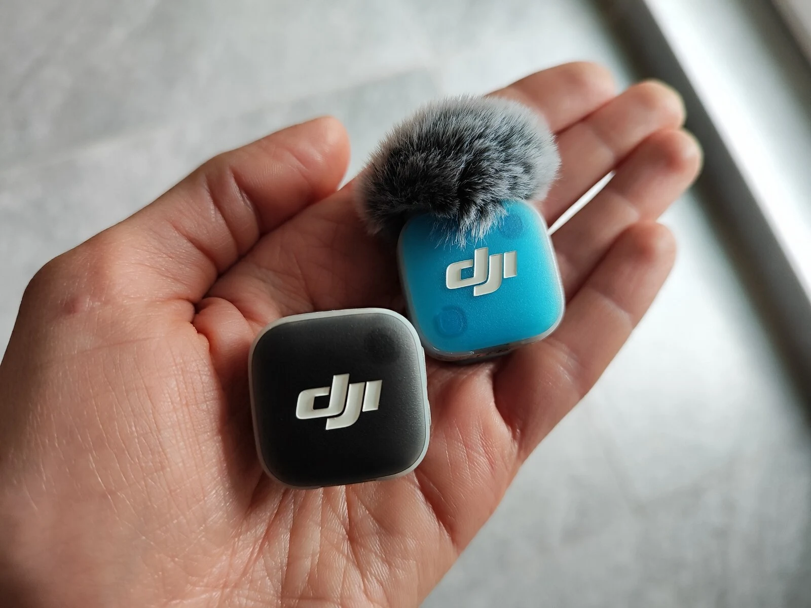 DJI Mic Mini 2 podczas testu dźwięku z telefonem i kamerą DJI Osmo