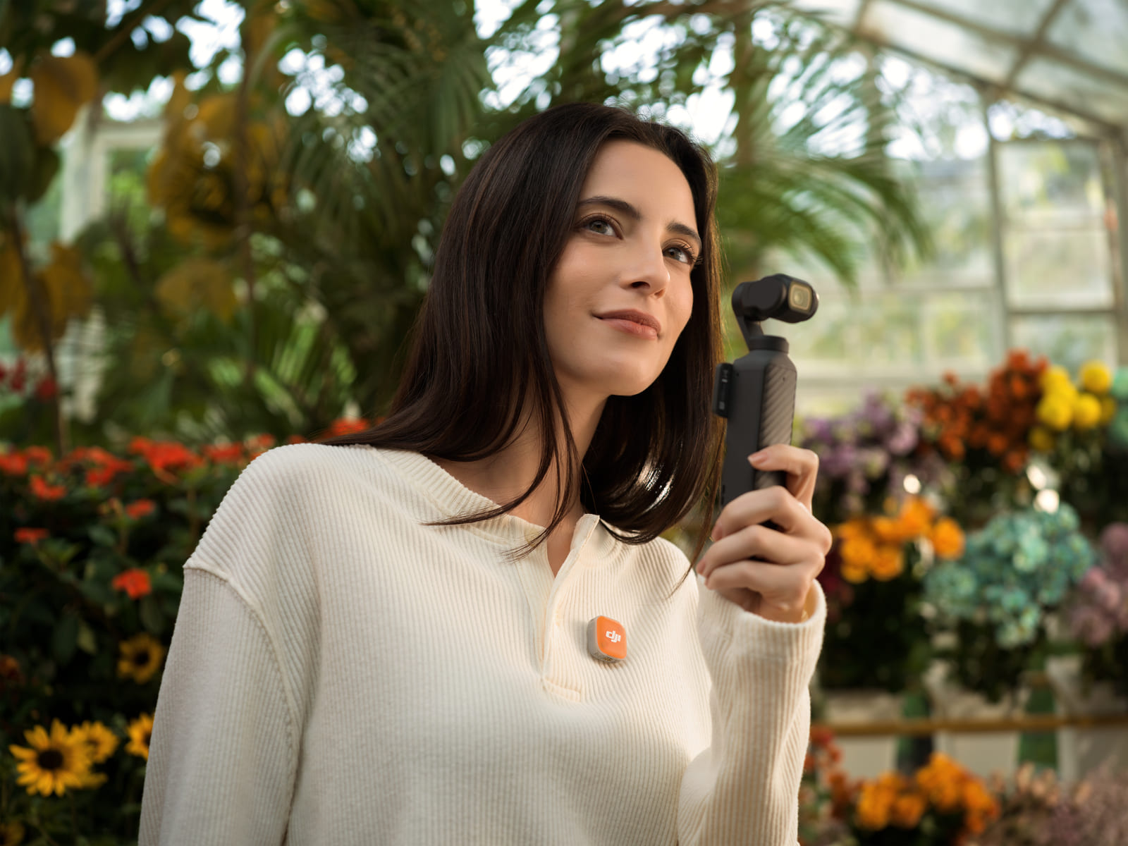 DJI Mic Mini 2 podłączony do smartfona i gotowy do nagrywania