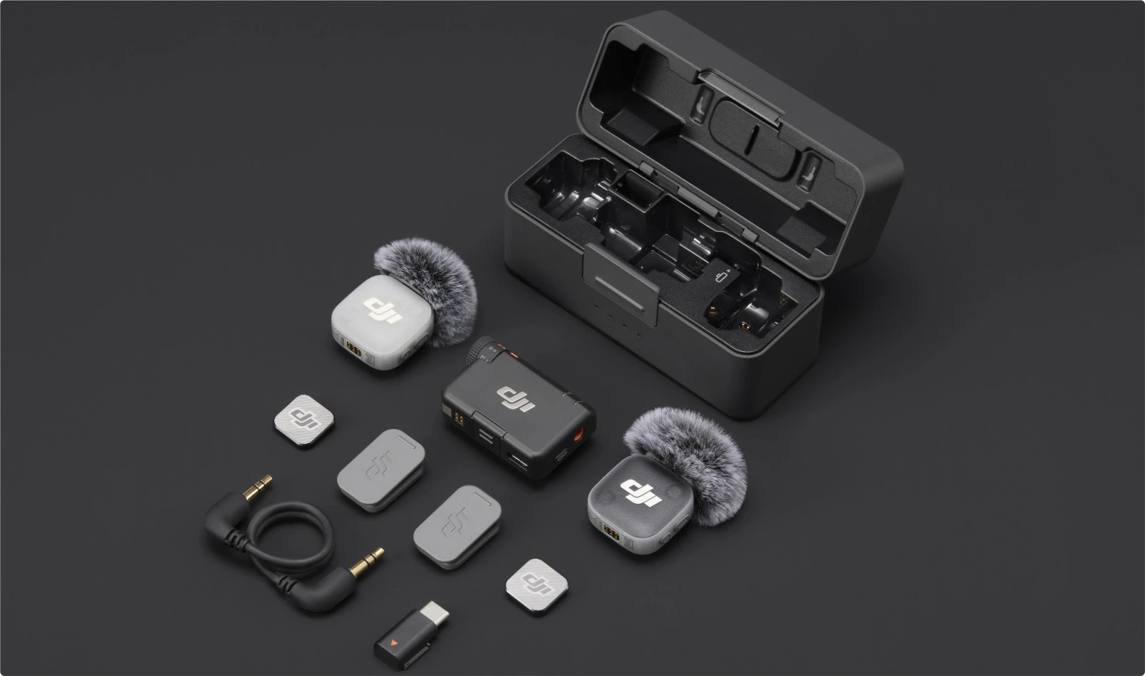 Zawartość zestawu DJI Mic Mini 2 z etui ładującym, odbiornikiem i akcesoriami