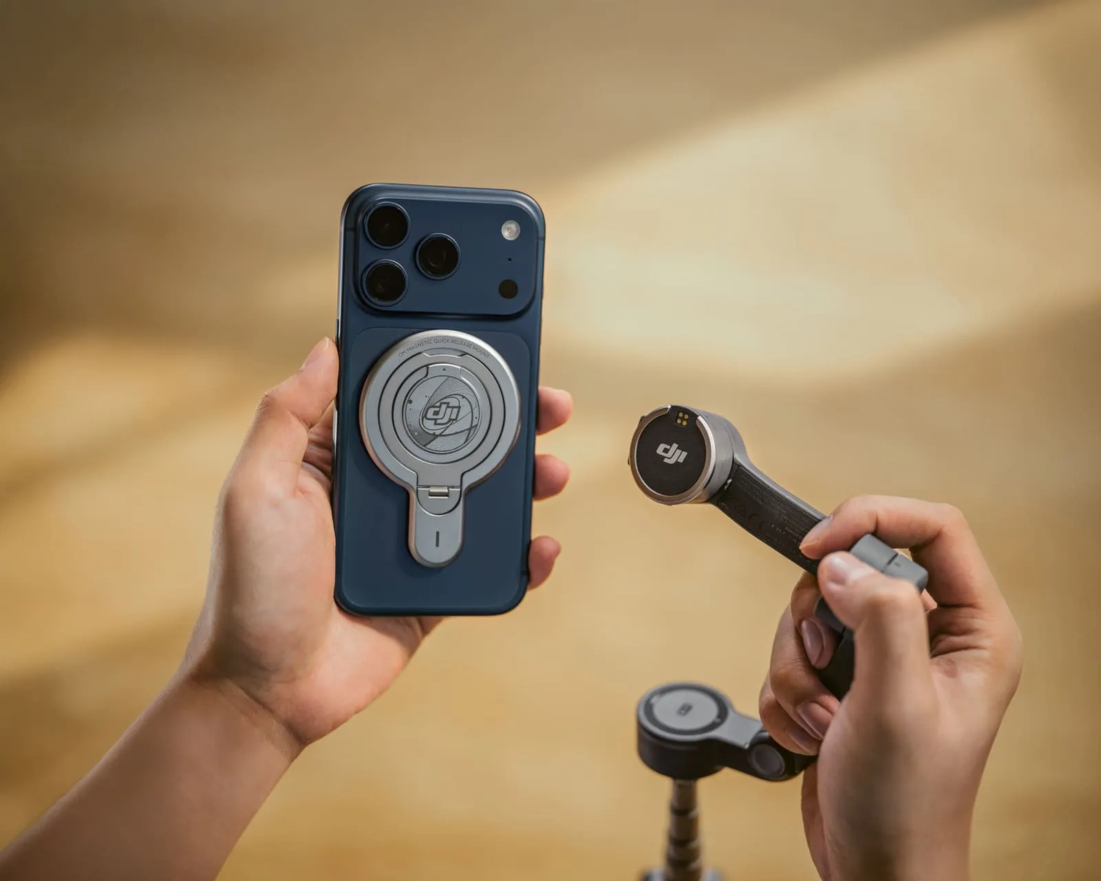 DJI Osmo Mobile 8P podczas nagrywania vlogów i rolek smartfonem w terenie