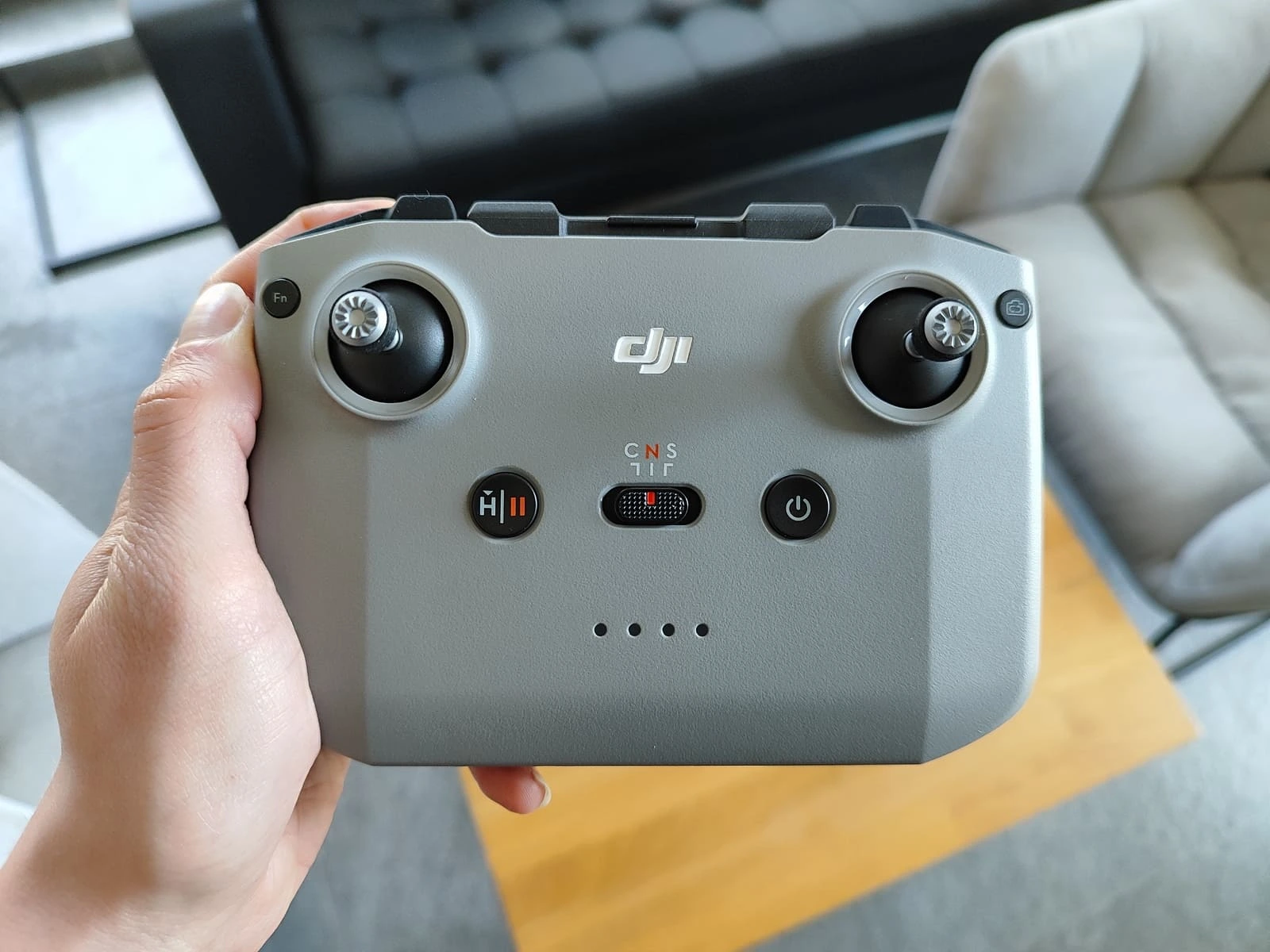 Schemat sterowania dronem w trybie Mode 2 dla początkujących pilotów