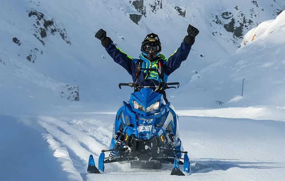Stabilne mocowanie kamery sportowej na kasku motocyklowym TELESIN