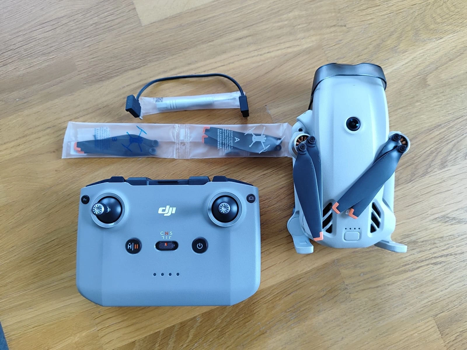 Lekki dron DJI Lito w locie