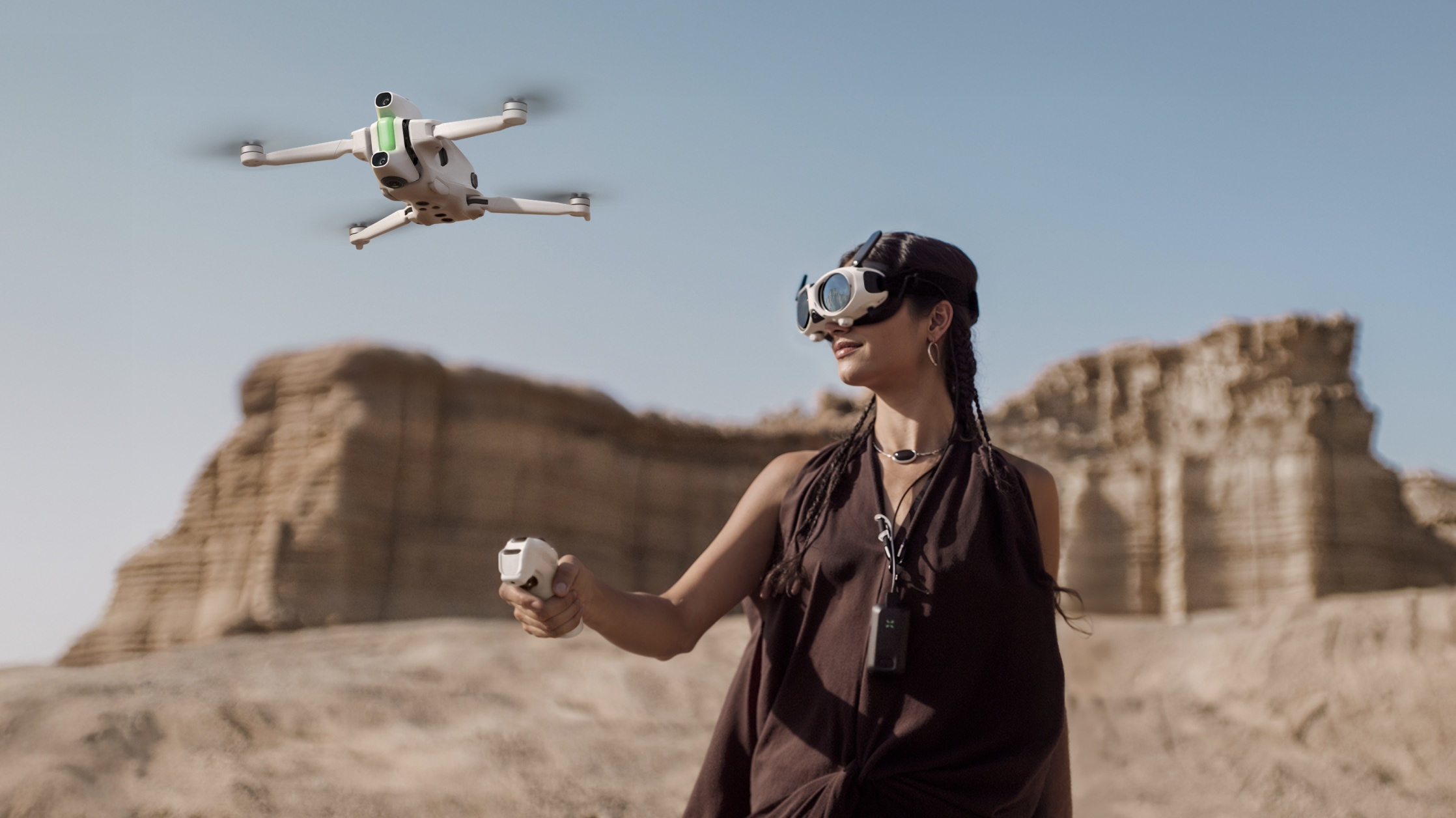 Bateria Vision Battery w dłoni ukazująca kompaktowość