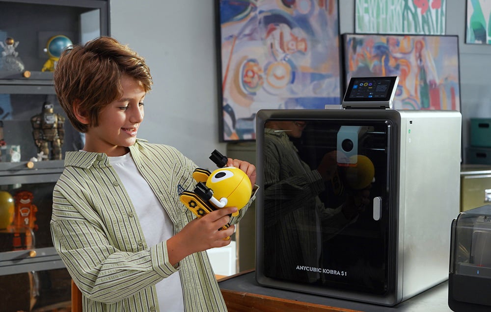 Anycubic Kobra S1 Combo z kolorowym modelem robota w pracowni