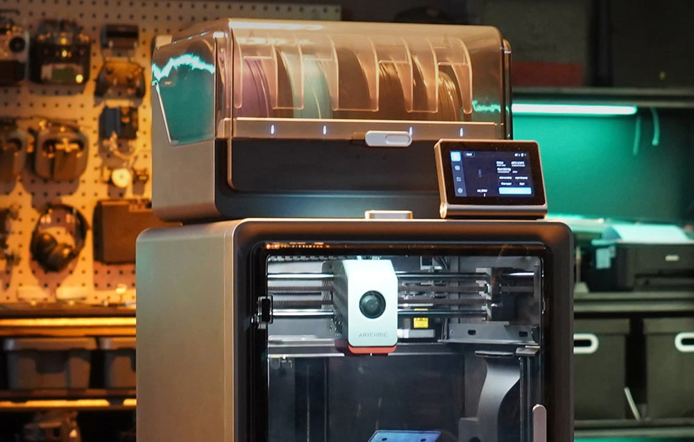 Anycubic Kobra S1 Combo w warsztacie z systemem podawania filamentu