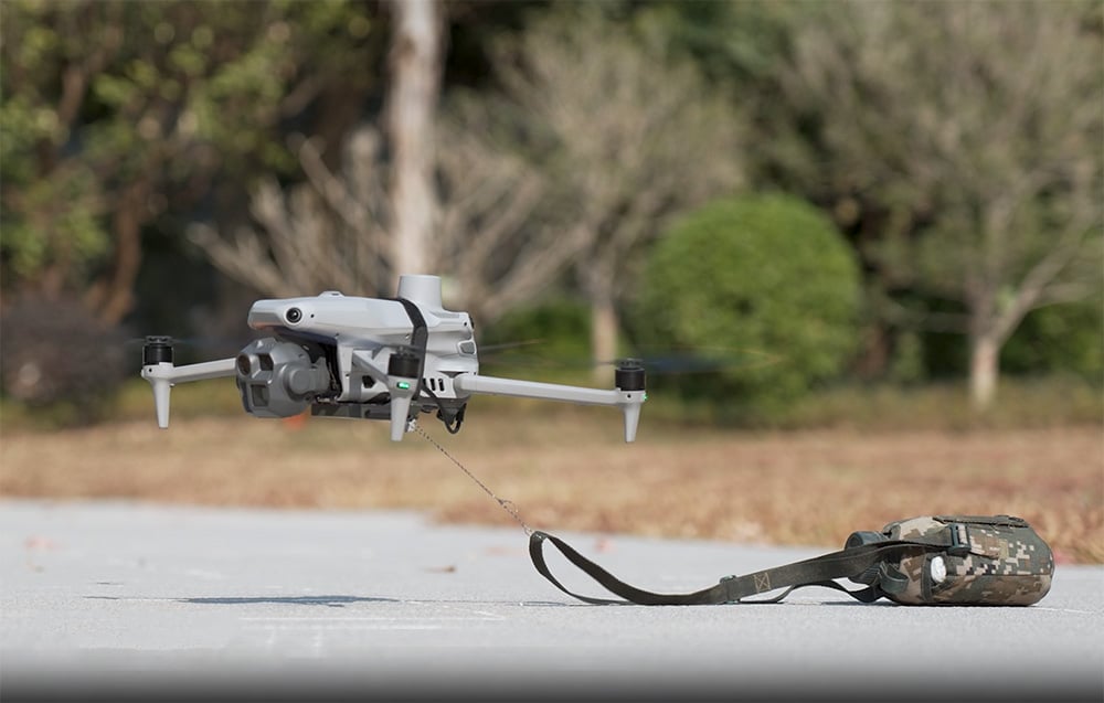 System zrzutu Chengzhi TH2 zamontowany pod dronem DJI Matrice 4