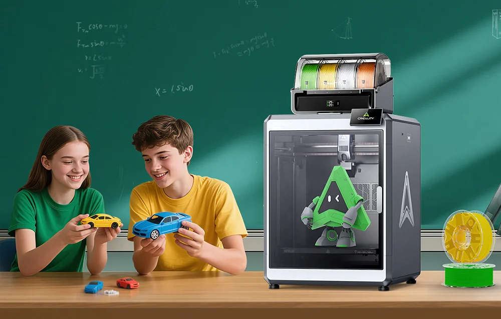Dzieci w klasie prezentujące wyraziste modele 3D wydrukowane na Creality K2 Combo.