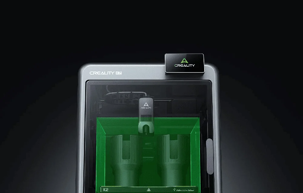 Drukarka 3D Creality podczas druku białej rzeźby z oświetloną komorą roboczą.