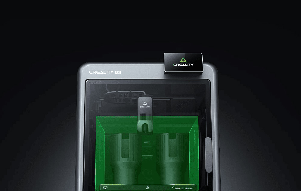 Drukarka 3D Creality podczas druku białej rzeźby z oświetloną komorą roboczą.