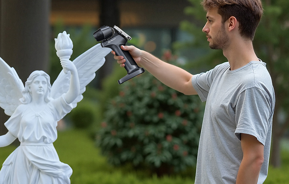 Inżynier digitalizujący skomplikowane części samochodowe w terenie dzięki skanerowi RaptorX.