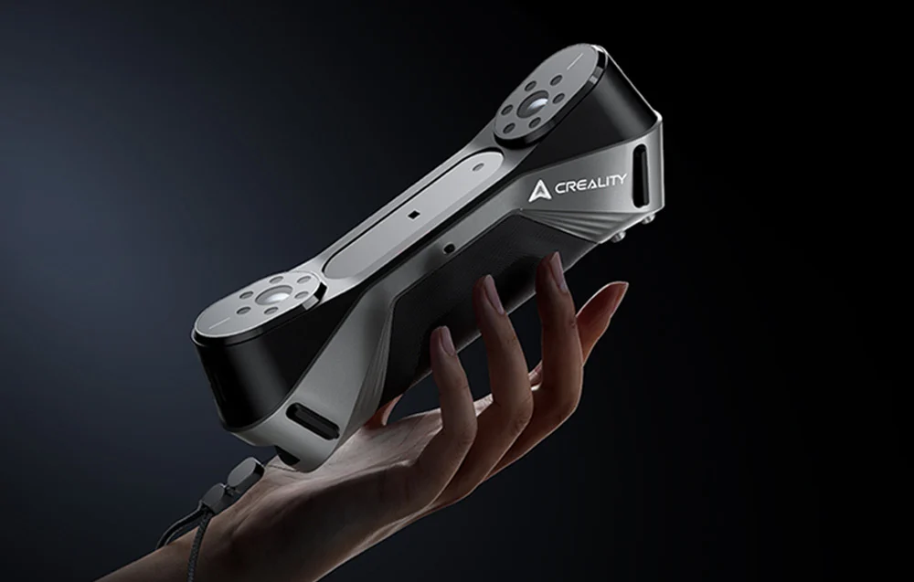 Skaner 3D Creality CR-Scan Raptor rejestrujący detaliczny model za pomocą niebieskiego lasera.