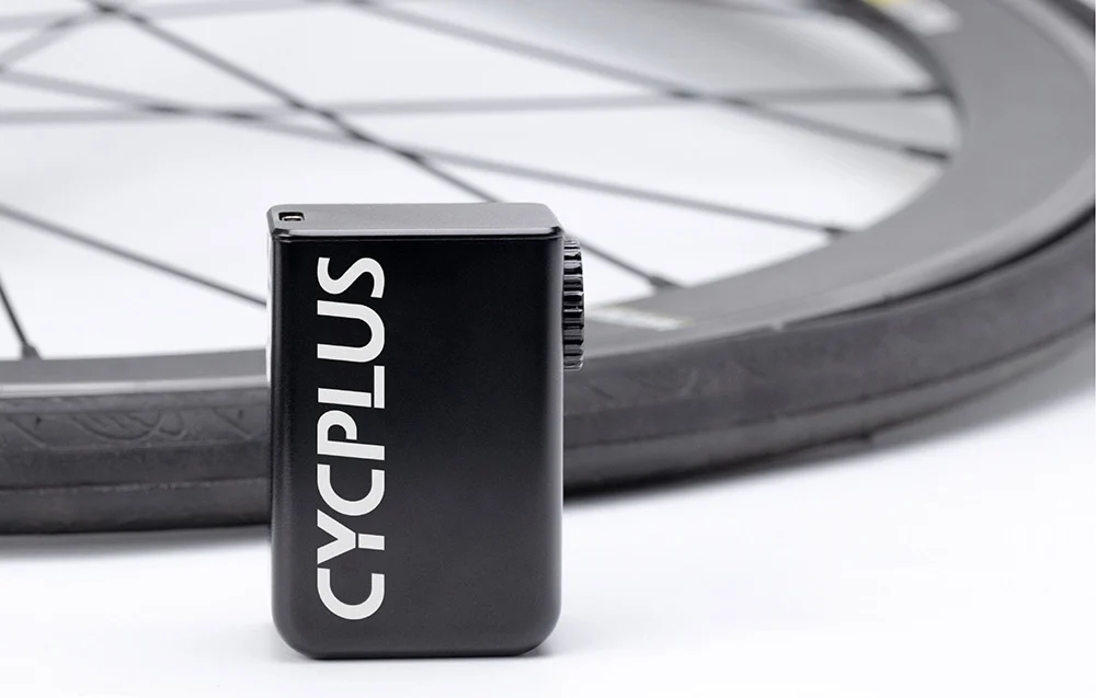 Miniaturowa czarna pompka rowerowa Cycplus AS2 w silikonowym etui.